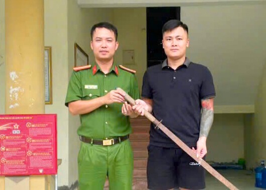 Công an xã Nam An Phụ đẩy mạnh cao điểm tuyên truyền, vận động thu hồi vũ khí, vật liệu nổ